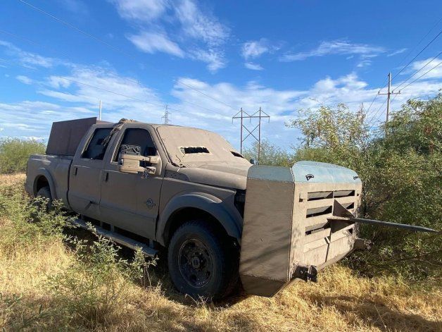 Un camioneta blindada que llevaba una ametralladora en la caja.