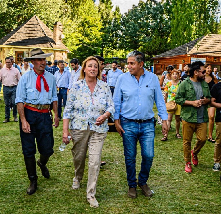 Ceciia de Larminat y Rolando Figueroa recorriendo el predio. Foto: gentileza SRN.