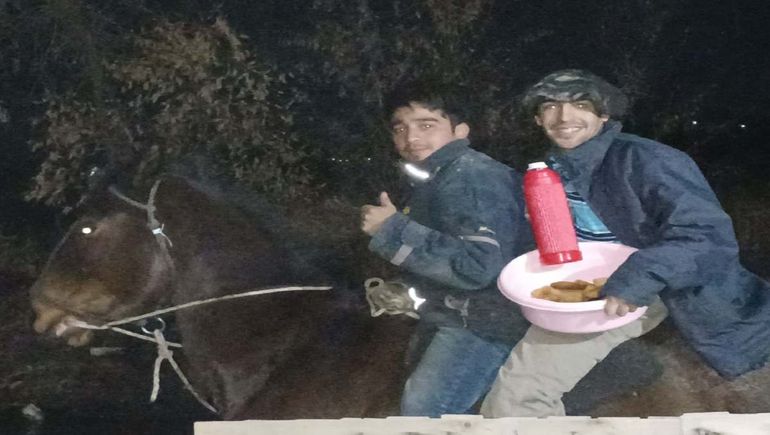 Reparten tortas fritas, café y mate a caballo en medio del drama: Hay que ayudar