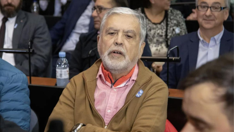 Julio De Vido cumle una condena de cuatro años de prisión por compra indebida de GNL durante su gestión como ministro de Planificación en el gobierno de Cristina Kirchner.