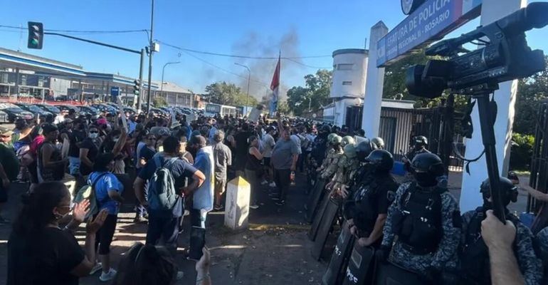 En las últimas horas, además de quema de neumáticos frente a la jefatura, se lleva a cabo un sirenazo, donde se sumó personal motorizado. 