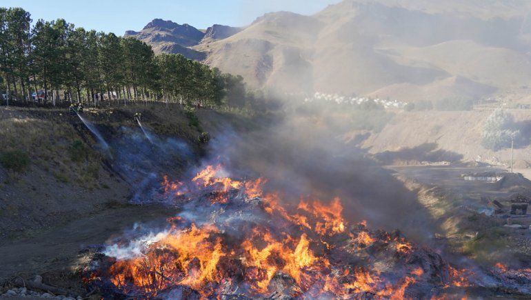 Bomberos controlan un incendio en San Martín de los Andes