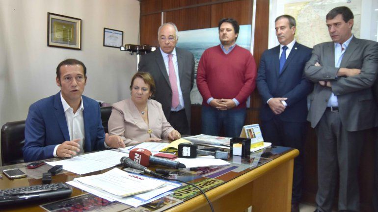 El gobernador Omar Gutiérrez y parte de su equipo de colaboradores.