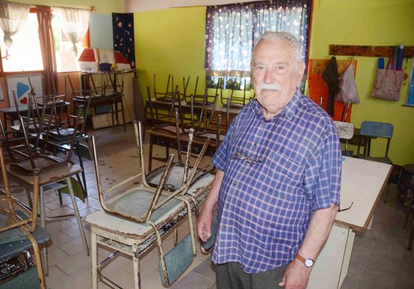 El hombre que transmite valores en una escuela albergue