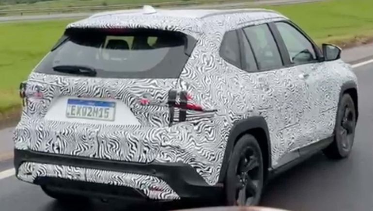 El Toyota Yaris Cross, captado en pruebas camufladas en Brasil. Foto: Instagram @bfmsoficial. El Toyota Yaris Cross, captado en pruebas camufladas en Brasil. Foto: Instagram @bfmsoficial.