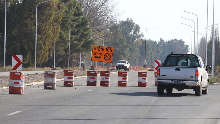 Los desvíos por obras en la Ruta 7 a la altura de la calle 9 en Centenario.