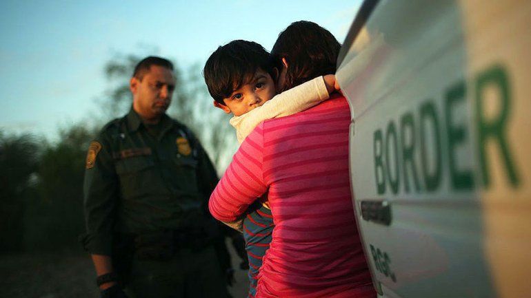 Las personas que quisieron entrar a EE.UU. fueron separadas de sus hijos.