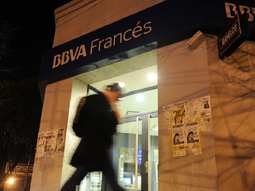 El fuero civil de General Roca condenó al Banco BBVA Argentina S.A a pagar una compensación económica por los daños ocasionados y una multa. El fuero civil de General Roca condenó al Banco BBVA Argentina S.A a pagar una compensación económica por los daños ocasionados y una multa.