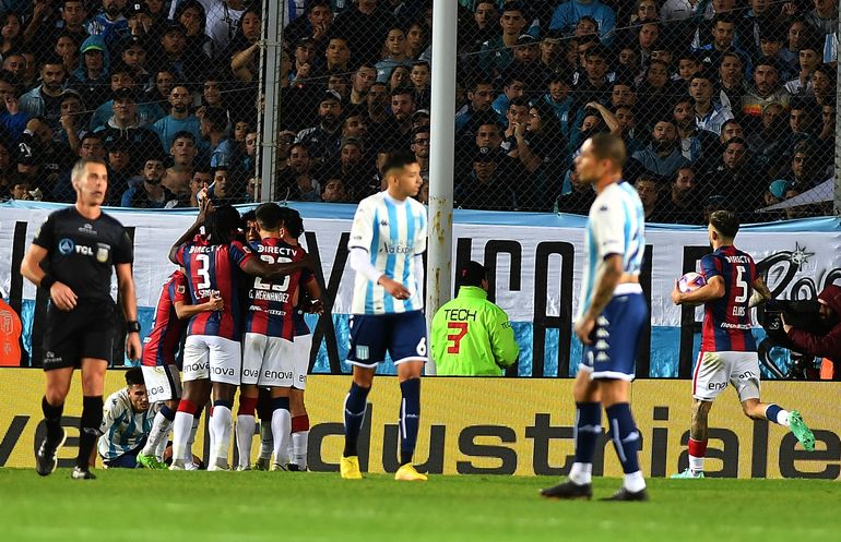 La desolación académica en primer plano y el festejo sanlorecista de fondo, tras el gol de Bareiro en el final. La desolación académica en primer plano y el festejo sanlorecista de fondo, tras el gol de Bareiro en el final.