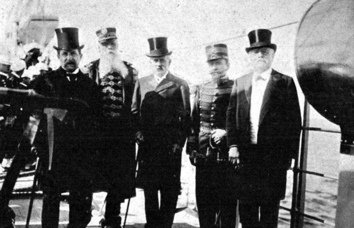 Muestra de poder. El Dr. Felipe Yofre, ministro del Interior del presidente Julio Argentino Roca; el ministro de Guerra de Brasil, Mariscal João Tomás de Cantuária; el Dr. Norberto Quirno Costa, Vicepresidente de la Nación; el Coronel Pablo Ricchieri, ministro de Guerra de la Argentina; y el Intendente Adolfo Bullrich, a bordo del acorazado brasileño Riachuelo. Muestra de poder. El Dr. Felipe Yofre, ministro del Interior del presidente Julio Argentino Roca; el ministro de Guerra de Brasil, Mariscal João Tomás de Cantuária; el Dr. Norberto Quirno Costa, Vicepresidente de la Nación; el Coronel Pablo Ricchieri, ministro de Guerra de la Argentina; y el Intendente Adolfo Bullrich, a bordo del acorazado brasileño Riachuelo.