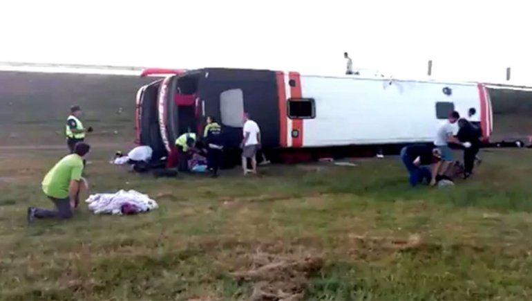 Dos muertos tras el vuelco de un micro en la Ruta 2