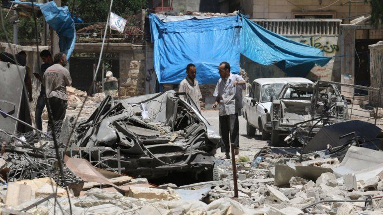 Los edificios caen como si fueran de papel. La gente está atrapada.
