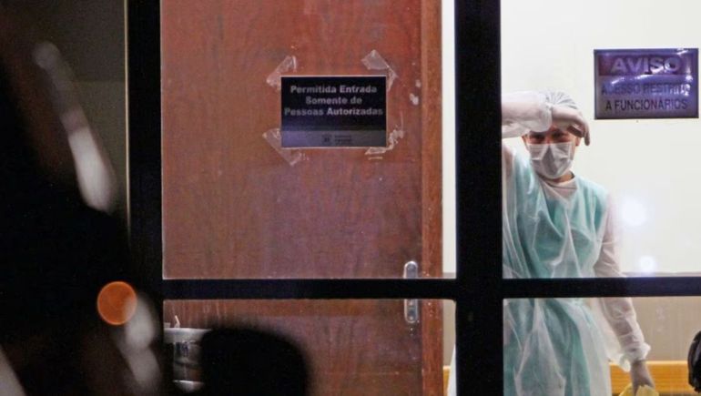 Las autoridades sanitarias de Brasil investigan dos casos sospechosos de ébola detectados en viajeros procedentes de África (Foto: AFP) Las autoridades sanitarias de Brasil investigan dos casos sospechosos de ébola detectados en viajeros procedentes de África (Foto: AFP)