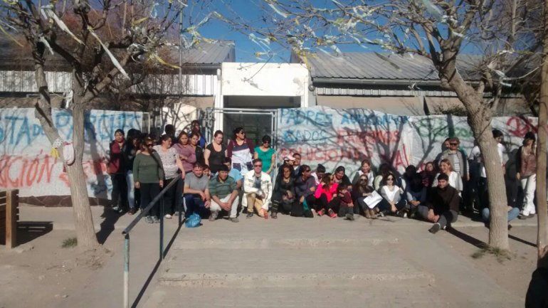 Padres de alumnos de la escuela 315 de Piedra del Águila.