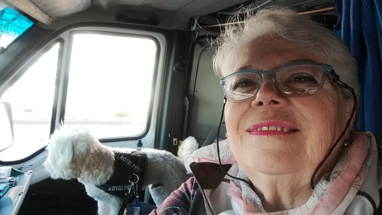 La abuela viajera en su Motorhome y con su fiel Tilo de acompañante.
