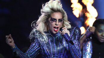 mira la tremenda caida de lady gaga en plena actuacion mira la tremenda caida de lady gaga en plena actuacion