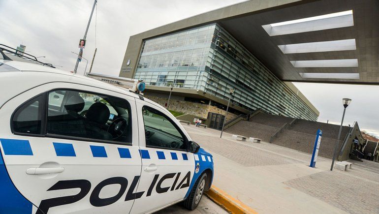 La amenazó con quemarle la casa y acordó probation