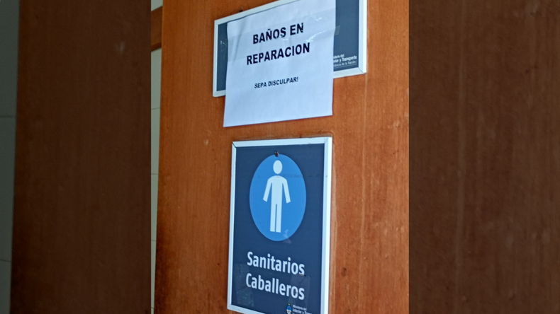 Vecinos denuncian el mal estado de los baños del paso fronterizo Mamuil Malal. | LM Neuquen Vecinos denuncian el mal estado de los baños del paso fronterizo Mamuil Malal.