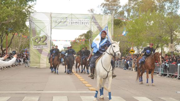 Más de 180 instituciones, clubes, escuelas deportivas y organizaciones participaron de desfile aniversario de Cipolletti.