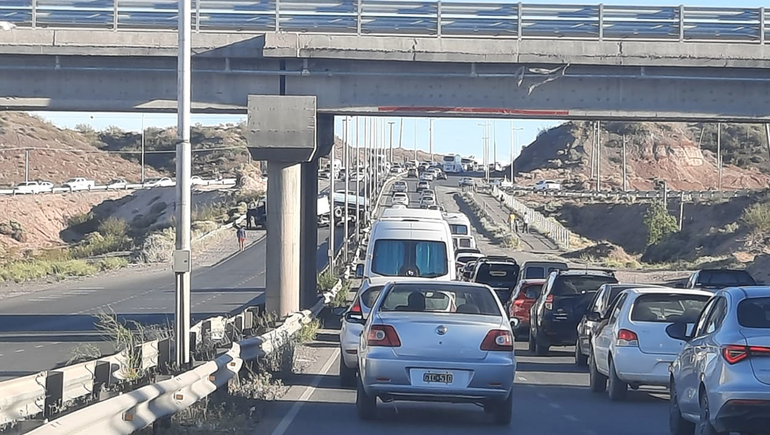 Por una mala maniobra, un camión con acoplado cortó la ruta 7
