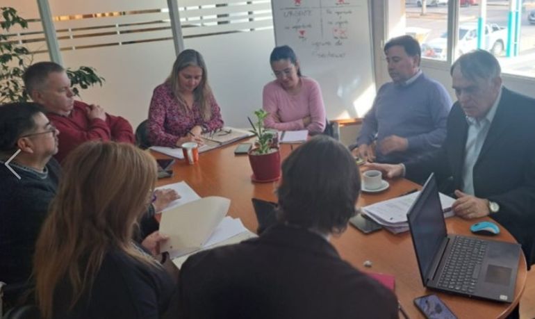 Representantes de todos los bloques de concejales de Trelew recibieron este lunes un informe sobre la composición actual de la tarifa de los colectivos locales. Representantes de todos los bloques de concejales de Trelew recibieron este lunes un informe sobre la composición actual de la tarifa de los colectivos locales. 