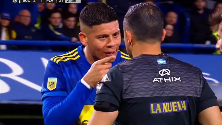 Marcos Rojo se calentó con Fernando Espinoza.