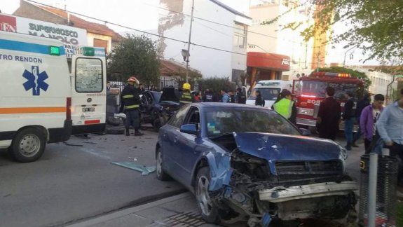 Los vehículos quedaron totalmente destruidos tras el violento impacto en Avenida Olascoaga y Echeverría.