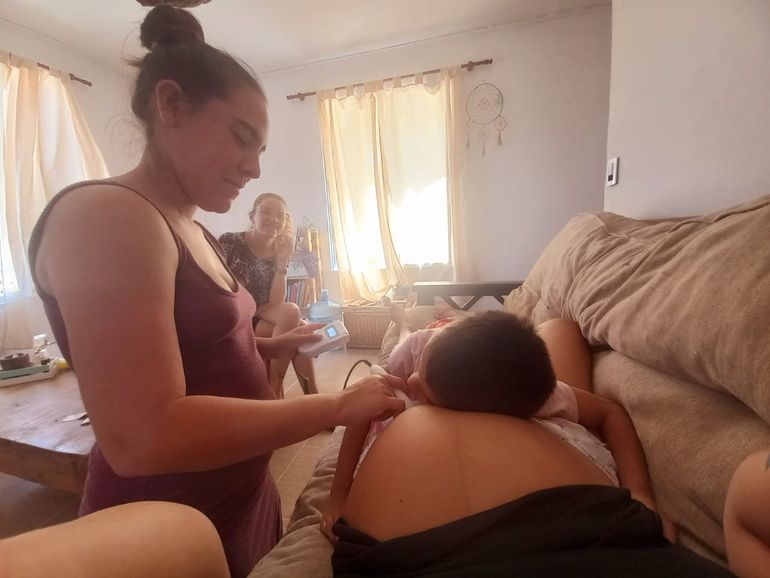 Las parteras, Sabina y Camilo, su hijo menor, el día previo del nacimiento de Eva.