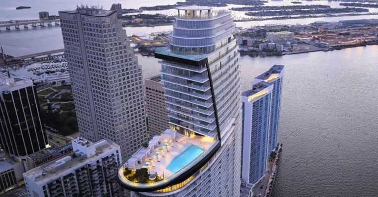 La denuncia fue presentada por la Asociación de condominios&nbsp;ante el&nbsp;Tribunal de Circuito de Miami-Dade.