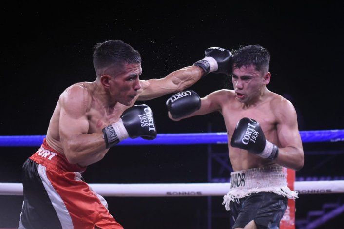 Pararon la pelea por un choque de cabezas y se quedó con los dos cinturones