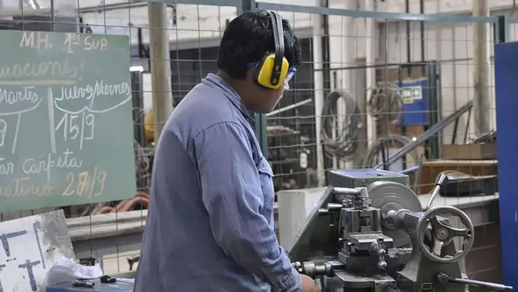 Estudiantes de escuelas técnicas y ESRN se capacitan en industrias clave como el petróleo y la minería. Estudiantes de escuelas técnicas y ESRN se capacitan en industrias clave como el petróleo y la minería.