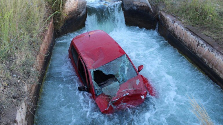 Borracho, terminó con su auto dentro de un canal de riego en Centenario