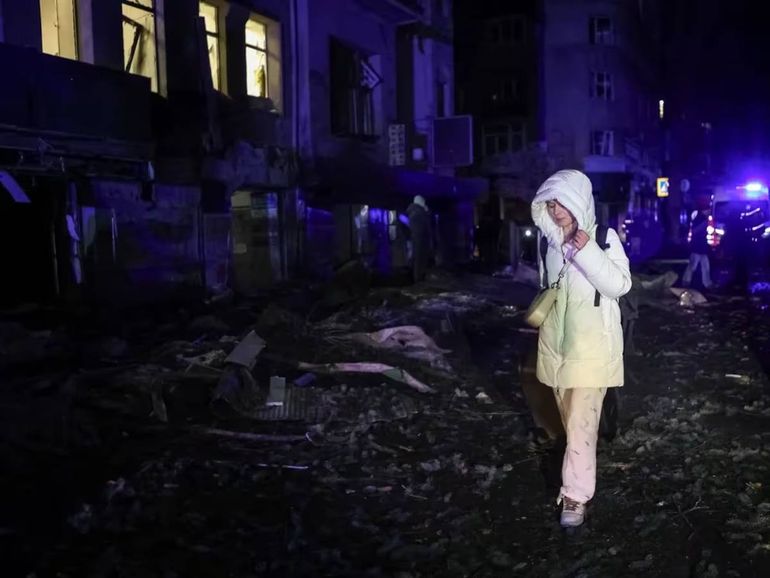 La zona donde se estrelló el avión ruso es objeto de constantes ataques de guerra. En la imágen, un residente sale de un sitio de edificios residenciales fuertemente dañados tras un ataque con misiles rusos en Kharkiv: Foto: REUTERS.