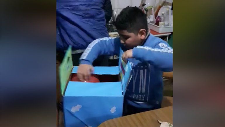 Un niño abrió sus regalos en vivo y emocionó en las redes