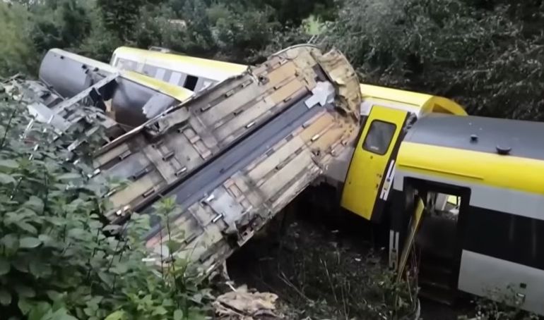 Se descarriló un tren con más de cien pasajeros en Alemania y hubo al menos tres muertos. Se descarriló un tren con más de cien pasajeros en Alemania y hubo al menos tres muertos.