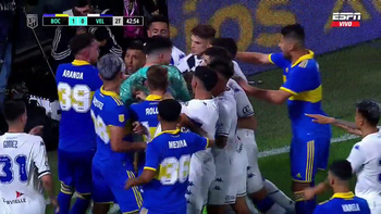 brutal patada y escandalo en boca-velez con tres expulsados brutal patada y escandalo en boca-velez con tres expulsados