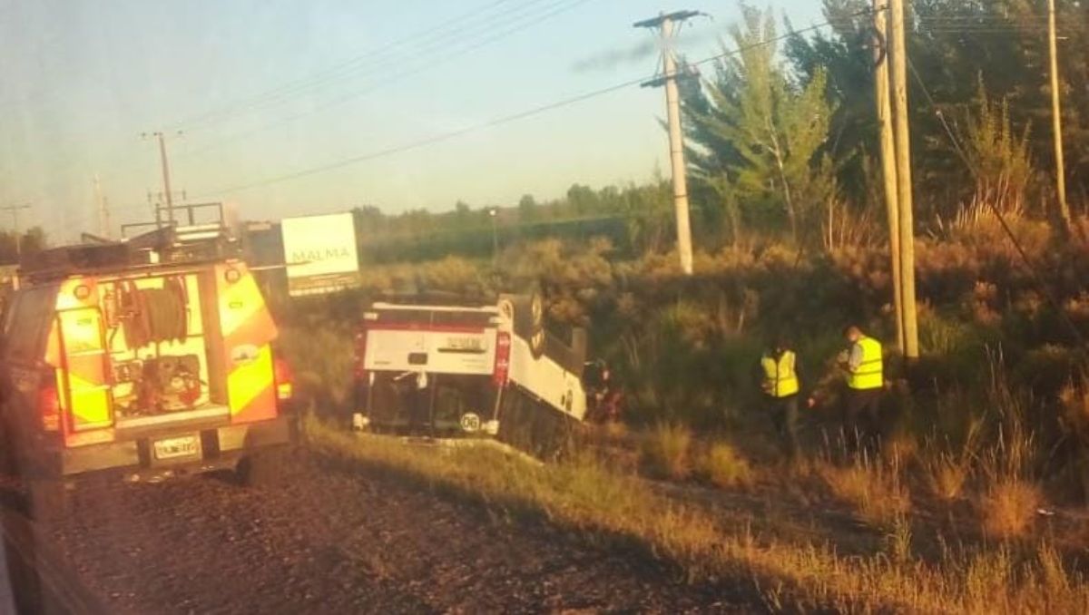 Volcó una camioneta que transportaba a petroleros: cuatro heridos