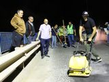Los trabajos de bacheo en el puente entre Centenario y Cinco Saltos
