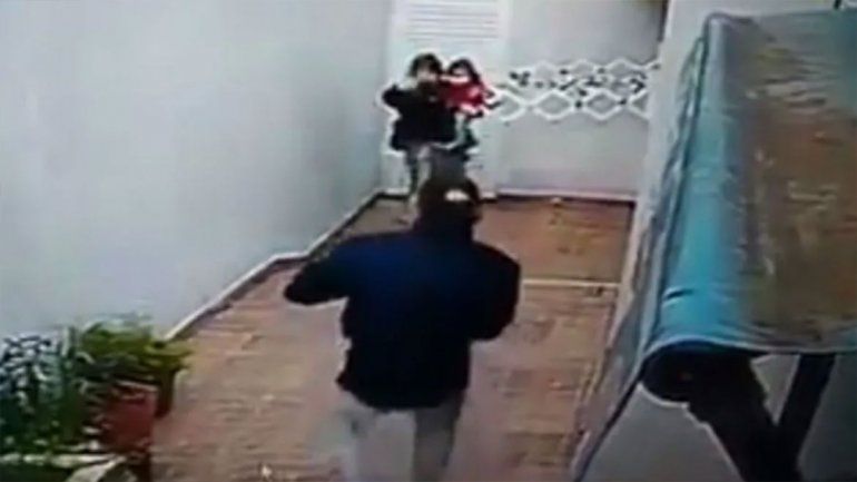 Con un bebé en brazos asaltaron a dos jubiladas y las torturaron