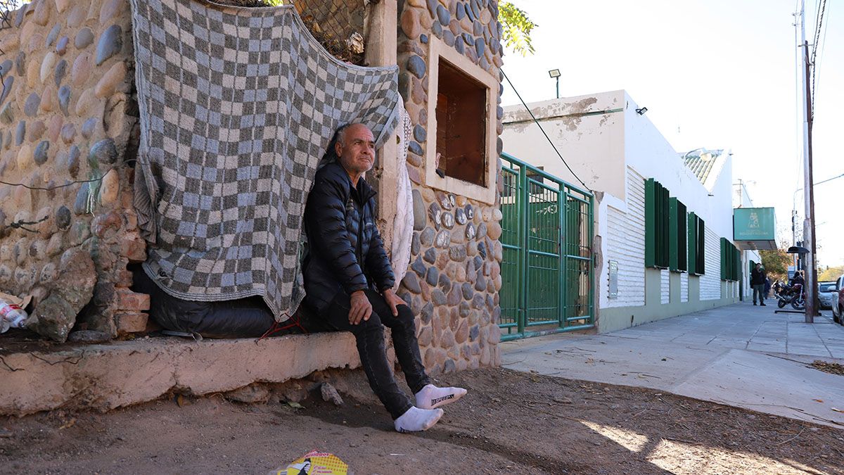 Desesperación: un hombre de 65 años vive en un nicho de gas
