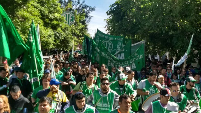 Los maestros y los estatales paran y marchan por la caja y la adecuación salarial