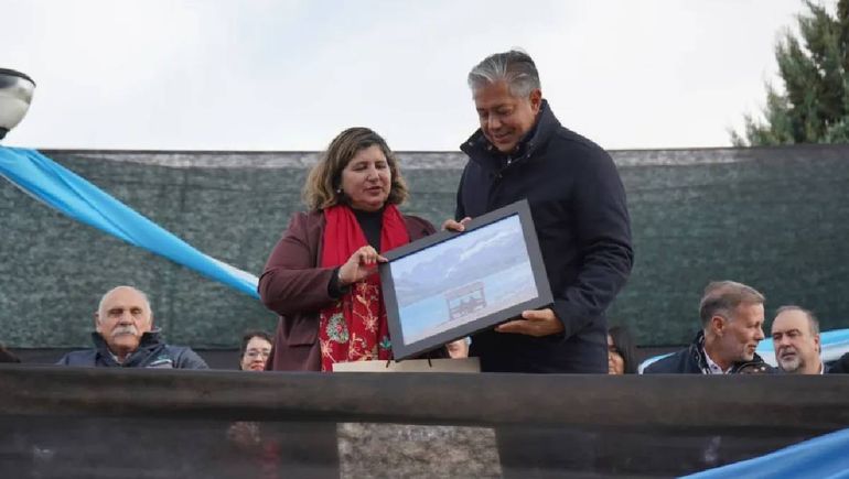 La intendenta de Las Ovejas, Marisa Antiñir, junto al gobernador Rolando Figueroa. La intendenta de Las Ovejas, Marisa Antiñir, junto al gobernador Rolando Figueroa.