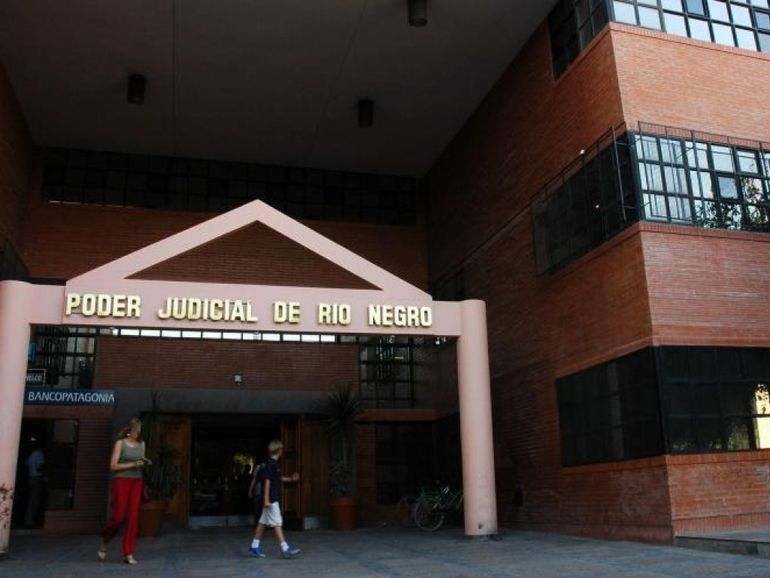 Escándalo familiar: le reclamó a su primo una deuda por un servicio sexual