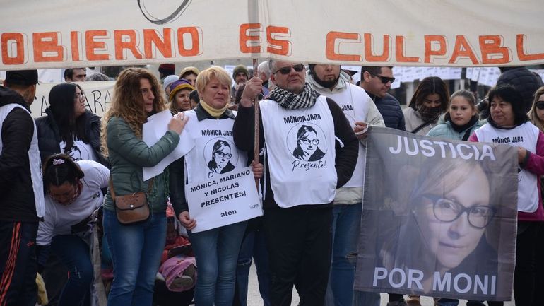 ATEN se movilizó en reclamo de justicia por la explosión en la escuela de Aguada San Roque / Foto