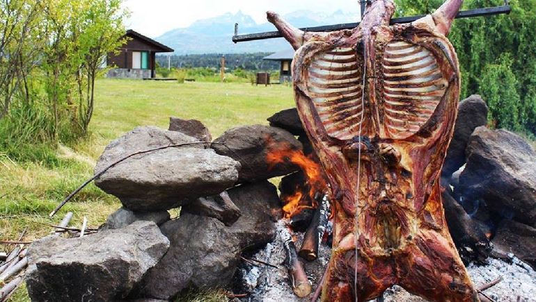 El chivito del Norte neuquino es un producto caro, con muchos costos de los productores detrás del precio. Vale la pena experimentar el plato de fin de año.