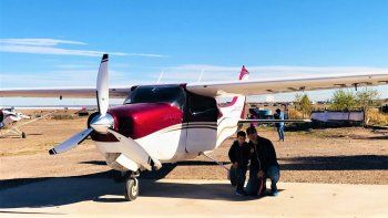 Horacio posa junto a su aeronave. Horacio posa junto a su aeronave.