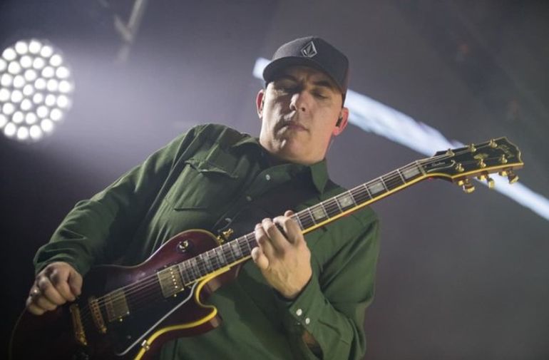 Gaspar Benegas, guitarrista de Los Fundamentalistas del Aire Acondicionado, en Comodoro Rivadavia. Gaspar Benegas, guitarrista de Los Fundamentalistas del Aire Acondicionado, en Comodoro Rivadavia.