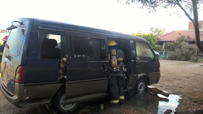 Combi de turistas neuquinos se prendió fuego en Las Grutas