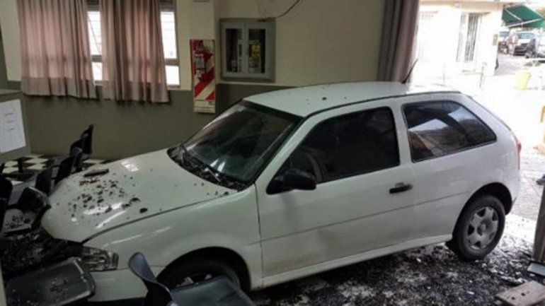 Le cortaron la luz y estrelló su auto contra empresa electrica