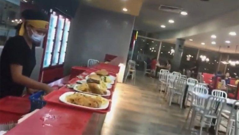 Una mujer comió una hamburguesa y lo que masticó la dejó horrorizada